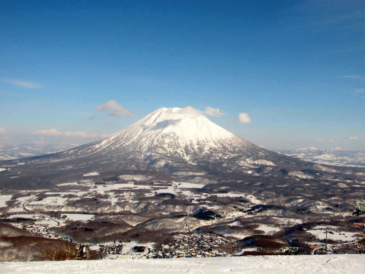 羊蹄山とはるか向こうに見えるルスツ